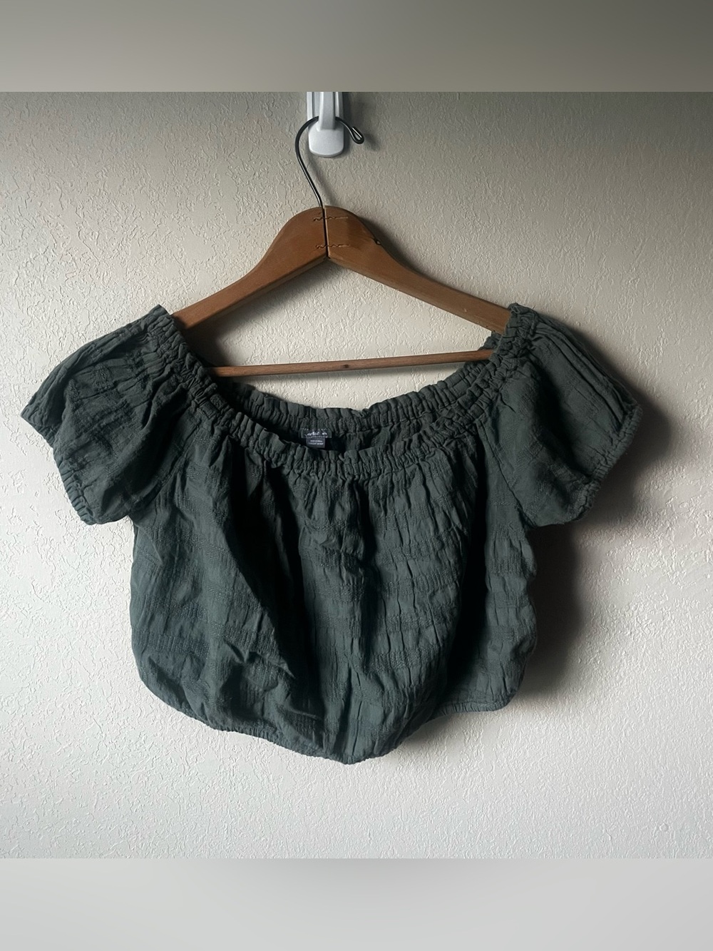 Aerie Off-the-Shoulder Textured Women’s Top in Olive Green